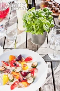 桌子,生活方式,飲食,戶(hù)外,米_108360176_Vegetables and rice on plate at picnic_創(chuàng)意圖片_Getty Images China