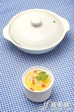健康,健康生活方式,飲食,休閑,食品_192673e6b_放在木板上的湯_創(chuàng)意圖片_Getty Images China