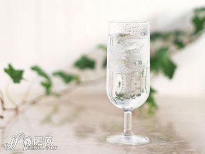 揭秘夏季鹽水減肥法甩掉贅肉負(fù)擔(dān)