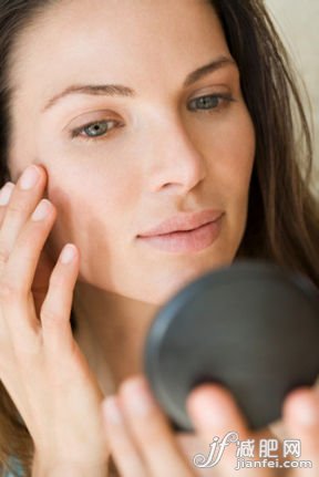 按壓承泣穴讓皮膚恢復(fù)白皙