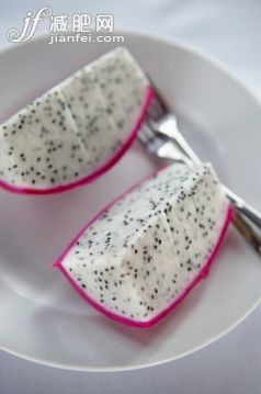 飲食,攝影,食品,切片食物,白色_200408035-001_Dragon fruit on plate, elevated view_創(chuàng)意圖片_Getty Images China 飲食,攝影,食品,切片食物,白色_200408035-001_Dragon fruit on plate, elevated view_創(chuàng)意圖片_Getty Images China