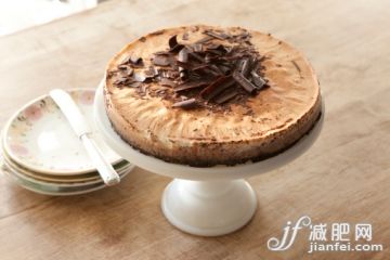 食品,甜食,室內,餐刀,盤子_511057353_Chocolate cheesecake on white cake stand._創(chuàng)意圖片_Getty Images China 食品,甜食,室內,餐刀,盤子_511057353_Chocolate cheesecake on white cake stand._創(chuàng)意圖片_Getty Images China