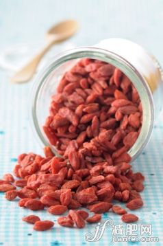 桌子,廣口瓶,影棚拍攝,桌布,撒出_169902731_goji berry_創(chuàng)意圖片_Getty Images China