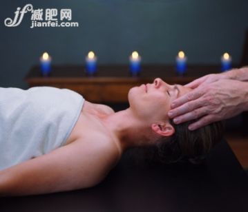 人,度假勝地,蠟燭,健康保健,室內(nèi)_86077963_Woman receiving massage_創(chuàng)意圖片_Getty Images China