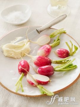 夏天,蘿卜,開(kāi)胃品,餐前小吃,攝影_563737213_Radishes with Butter and Salt_創(chuàng)意圖片_Getty Images China