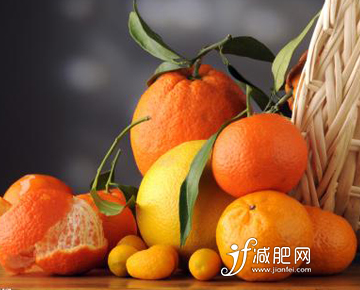 柑橘類水果同樣也是秋冬季節(jié)水果店不可或缺的角色