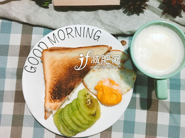 適合白領(lǐng)的減肥早餐 番茄蛋湯+燒面包片+煎香腸