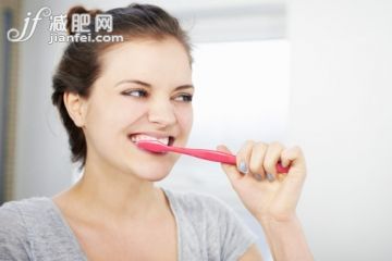 人,牙刷,室內(nèi),20到24歲,快樂_162919160_woman brushing teeth in bathroom_創(chuàng)意圖片_Getty Images China