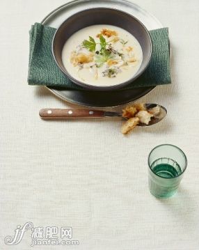 食品,飲食,大蒜,無人,北部意大利_gic11114380_Minestra aglio ed erbette (Garlic soup, S. Tyrol)_創(chuàng)意圖片_Getty Images China
