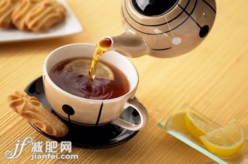 飲料,花盆,杯,茶碟,馬克杯_135594813_Pouring a cup of lemon tea_創(chuàng)意圖片_Getty Images China