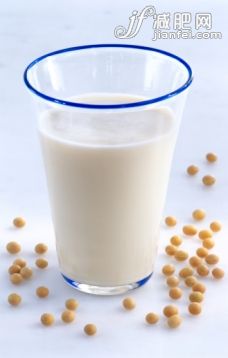 飲料,飲食,影棚拍攝,牛奶,大豆_sb10067655o-001_Glass of soya milk surrounded by soya beans, close-up_創(chuàng)意圖片_Getty Images China