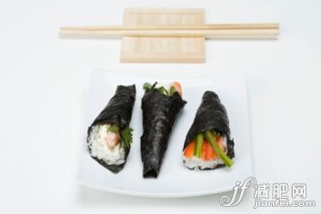 食品,海產(chǎn),飲食,影棚拍攝,室內(nèi)_83955771_Temaki sushi on sushi plate with chopsticks_創(chuàng)意圖片_Getty Images China