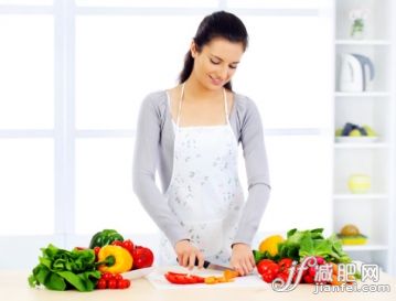 人,飲食,食品,住宅內(nèi)部,桌子_154728727_Pretty girl in her kitchen cutting vegetable ingredients._創(chuàng)意圖片_Getty Images China 人,飲食,食品,住宅內(nèi)部,桌子_154728727_Pretty girl in her kitchen cutting vegetable ingredients._創(chuàng)意圖片_Getty Images China