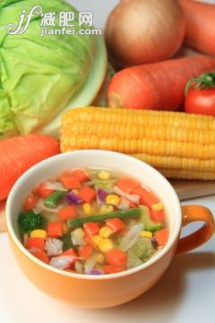 飲食,影棚拍攝,甘藍(lán),胡蘿卜,健康生活方式_498160961_Vegetable soup_創(chuàng)意圖片_Getty Images China