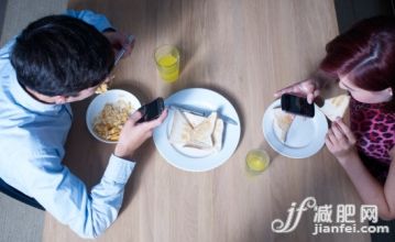 人,休閑裝,桌子,溝通,電話機(jī)_153179325_TEENTECH_創(chuàng)意圖片_Getty Images China