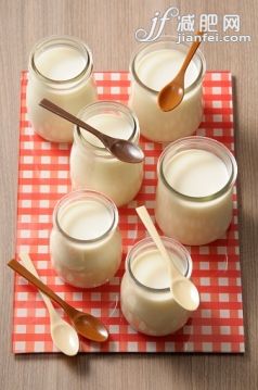 桌子,廣口瓶,奶制品,室內,桌布_559482537_yogurt_創(chuàng)意圖片_Getty Images China