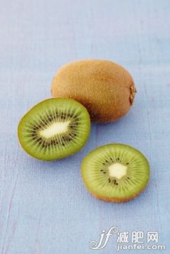 飲食,水果,室內(nèi),成分,獼猴桃_gic11114367_A whole kiwi and sliced kiwis_創(chuàng)意圖片_Getty Images China 飲食,水果,室內(nèi),成分,獼猴桃_gic11114367_A whole kiwi and sliced kiwis_創(chuàng)意圖片_Getty Images China