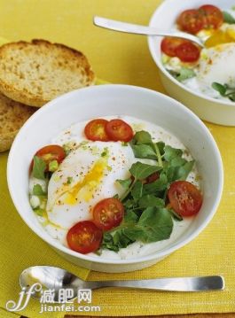早餐,奶制品,雞蛋,英式小面包,食品_gic7672871_Poached Egg with Baked Yogurt, Watercress and Tomato; English Muffins; Spoons_創(chuàng)意圖片_Getty Images China