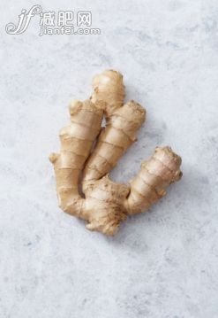 健康保健,影棚拍攝,蔬菜,香料,根部_479991499_Fresh ginger root on a grey marble background_創(chuàng)意圖片_Getty Images China