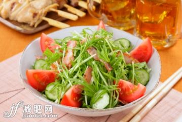 餐具,含酒精飲料,飲食,影棚拍攝,盤子_105774987_Mizuna salad_創(chuàng)意圖片_Getty Images China 餐具,含酒精飲料,飲食,影棚拍攝,盤子_105774987_Mizuna salad_創(chuàng)意圖片_Getty Images China