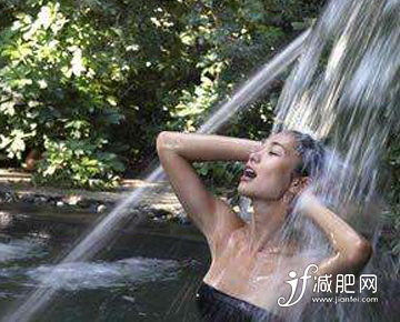 利用水流的沖擊，刺激經(jīng)絡(luò)、骨骼和肌肉