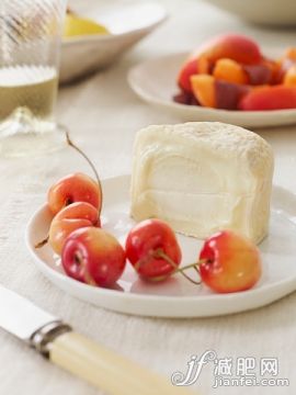 奶酪,水果,開(kāi)胃品,攝影,健康食物_563737191_Soft Cheese Cut with Cherries_創(chuàng)意圖片_Getty Images China