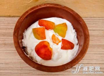 室內(nèi),碗,酸奶,早餐,白晝_561065411_Bowl of Greek yogurt with apricot_創(chuàng)意圖片_Getty Images China