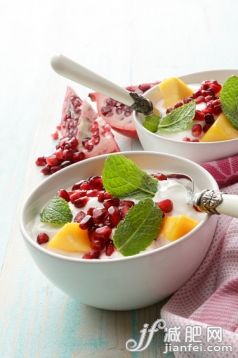 飲食,食品,奶制品,甜食,影棚拍攝_478309926_Desserts: Yogurt with Mango, Pommegranate and Mint_創(chuàng)意圖片_Getty Images China