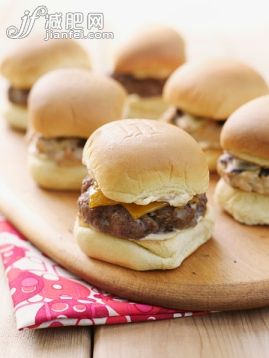 盤子,野餐,燒烤,漢堡包,攝影_566206335_Cheeseburger Sliders_創(chuàng)意圖片_Getty Images China 盤子,野餐,燒烤,漢堡包,攝影_566206335_Cheeseburger Sliders_創(chuàng)意圖片_Getty Images China