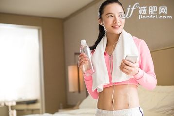 喝,休息,運動,智能手機,音樂_08a2e1fe9_年輕女子在運動結束后聽音樂_創(chuàng)意圖片_Getty Images China