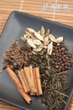 黑色,飲料,自然,盤(pán)子,長(zhǎng)方形_157613464_tea spices_創(chuàng)意圖片_Getty Images China