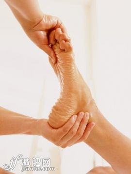 健康生活方式,身體保養(yǎng),個人護理,Y50708,攝影_200195197-001_Woman massaging man's foot, close-up_創(chuàng)意圖片_Getty Images China 健康生活方式,身體保養(yǎng),個人護理,Y50708,攝影_200195197-001_Woman massaging man's foot, close-up_創(chuàng)意圖片_Getty Images China