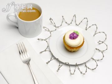 食品,攝影,不健康食物,紙托蛋糕,甜食_506219287_Cupcake with Barbwire Place Setting_創(chuàng)意圖片_Getty Images China