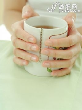 人,飲料,住宅內(nèi)部,生活方式,室內(nèi)_78402738_Person holding mug_創(chuàng)意圖片_Getty Images China