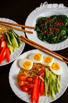 城堡,菠菜,燈籠椒,黃瓜,櫻桃番茄_567974743_Spinach and ramen_創(chuàng)意圖片_Getty Images China