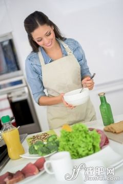 廚房,人,飲食,休閑裝,食品_484158404_Happy woman cooking at home_創(chuàng)意圖片_Getty Images China