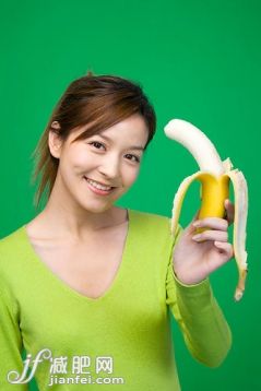 香蕉,水果,健康食物,健康生活方式,健康_gic3004261_年輕女子吃香蕉_創(chuàng)意圖片_Getty Images China