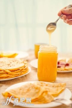飲食,食品,桌子,餐具,甜食_480585645_pancakes with honey_創(chuàng)意圖片_Getty Images China