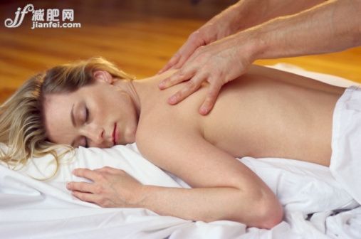人,生活方式,頭發(fā),手,手指_78369615_Woman getting relaxing massage_創(chuàng)意圖片_Getty Images China