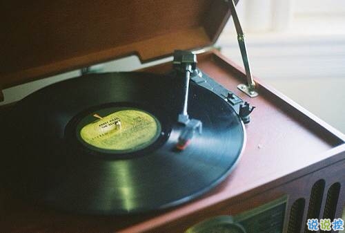 關(guān)于思念一個(gè)人的圖片說說 他藏在風(fēng)里藏在雨里藏在剛剛劃過的閃電和雷鳴里3