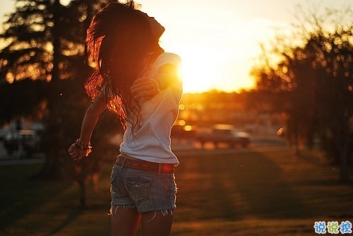 精辟犀利的愛情說(shuō)說(shuō)大全帶圖片 這些描寫愛情的句子太絕了10