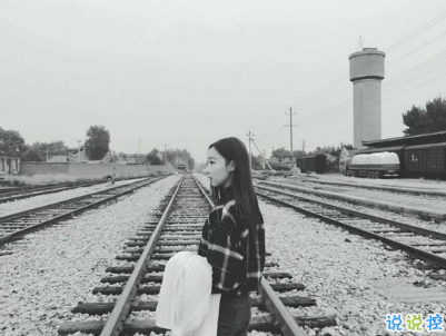 假裝開心的說說帶圖片 心里有苦不想說的心情短語2