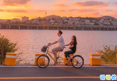 關(guān)于宇宙的浪漫哲理句子 感覺(jué)愛(ài)誰(shuí)都是浪費(fèi)感情1