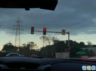 老舍先生通透走心的句子 越不肯努力便越自憐6