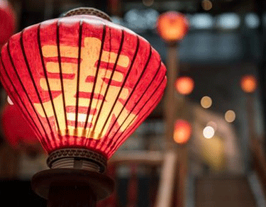 過年貼對(duì)聯(lián)掛燈籠的心情說說 充滿年味的心情說說1