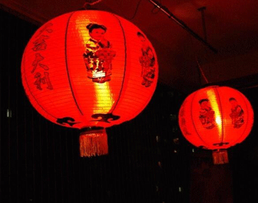 過年貼對(duì)聯(lián)掛燈籠的心情說說 充滿年味的心情說說2