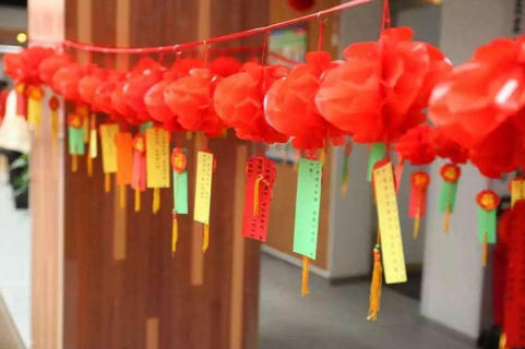 元宵節(jié)猜燈謎的謎語(yǔ)及答案大全 2021元宵節(jié)燈謎有趣的謎語(yǔ)1