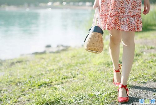 適合朋友圈發(fā)自拍的文案 女生發(fā)自拍的配文獨(dú)特有趣3