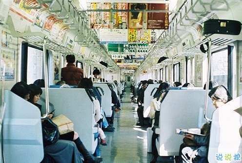 心疼一個人的愛情說說帶圖片 愛情總是讓人哭泣感到難過8