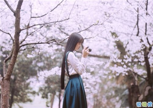 關于青春年華浪漫唯美的愛情句子 年少的笑漾著微光12